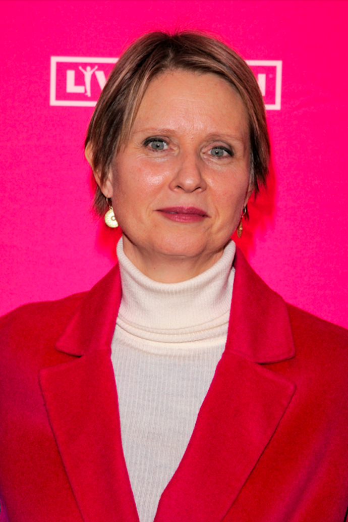 Cynthia Nixon nosila dlouhá léta krátké mikádo, nyní na prahu šedesátky si vlasy jetě více zkrátila.
Cynthia Nixon nosila dlouhá léta krátké mikádo, nyní na prahu šedesátky si vlasy jetě více zkrátila.