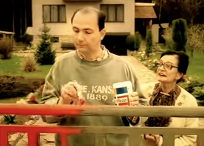 Ta ho celou dobu kibicuje a chce, aby příště natřel plot modrou, jak chtěla ona
