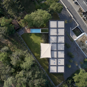 V malebné vilové čtvrti nad Berounkou vyrostla moderní vila Sidonius, která redefinuje pojetí luxusního bydlení. Postavená na prudkém svahu pomocí ocelové mostní konstrukce, nabízí obyvatelům nejen výhledy na krásy Českého krasu a Prahu, ale také originální architektonické a technologické řešení.
