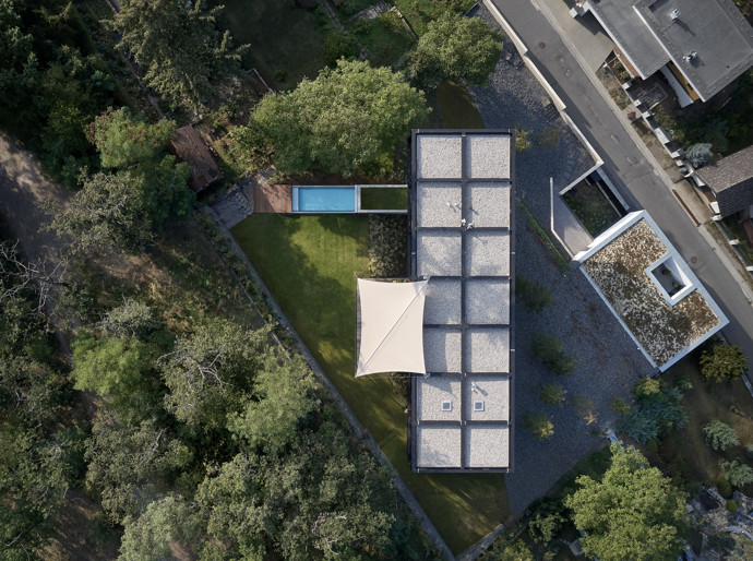 V malebné vilové čtvrti nad Berounkou vyrostla moderní vila Sidonius, která redefinuje pojetí luxusního bydlení. Postavená na prudkém svahu pomocí ocelové mostní konstrukce, nabízí obyvatelům nejen výhledy na krásy Českého krasu a Prahu, ale také originální architektonické a technologické řešení.
