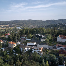 V malebné vilové čtvrti nad Berounkou vyrostla moderní vila Sidonius, která redefinuje pojetí luxusního bydlení. Postavená na prudkém svahu pomocí ocelové mostní konstrukce, nabízí obyvatelům nejen výhledy na krásy Českého krasu a Prahu, ale také originální architektonické a technologické řešení.

