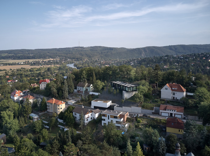 V malebné vilové čtvrti nad Berounkou vyrostla moderní vila Sidonius, která redefinuje pojetí luxusního bydlení. Postavená na prudkém svahu pomocí ocelové mostní konstrukce, nabízí obyvatelům nejen výhledy na krásy Českého krasu a Prahu, ale také originální architektonické a technologické řešení.
