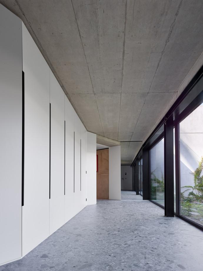 V malebné vilové čtvrti nad Berounkou vyrostla moderní vila Sidonius, která redefinuje pojetí luxusního bydlení. Postavená na prudkém svahu pomocí ocelové mostní konstrukce, nabízí obyvatelům nejen výhledy na krásy Českého krasu a Prahu, ale také originální architektonické a technologické řešení.
