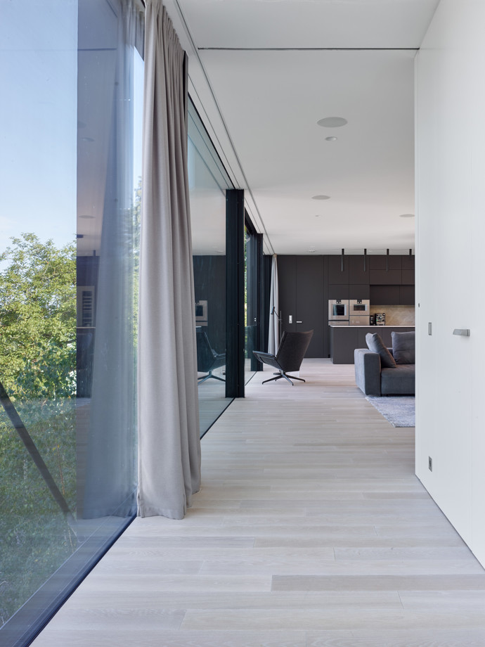V malebné vilové čtvrti nad Berounkou vyrostla moderní vila Sidonius, která redefinuje pojetí luxusního bydlení. Postavená na prudkém svahu pomocí ocelové mostní konstrukce, nabízí obyvatelům nejen výhledy na krásy Českého krasu a Prahu, ale také originální architektonické a technologické řešení.
