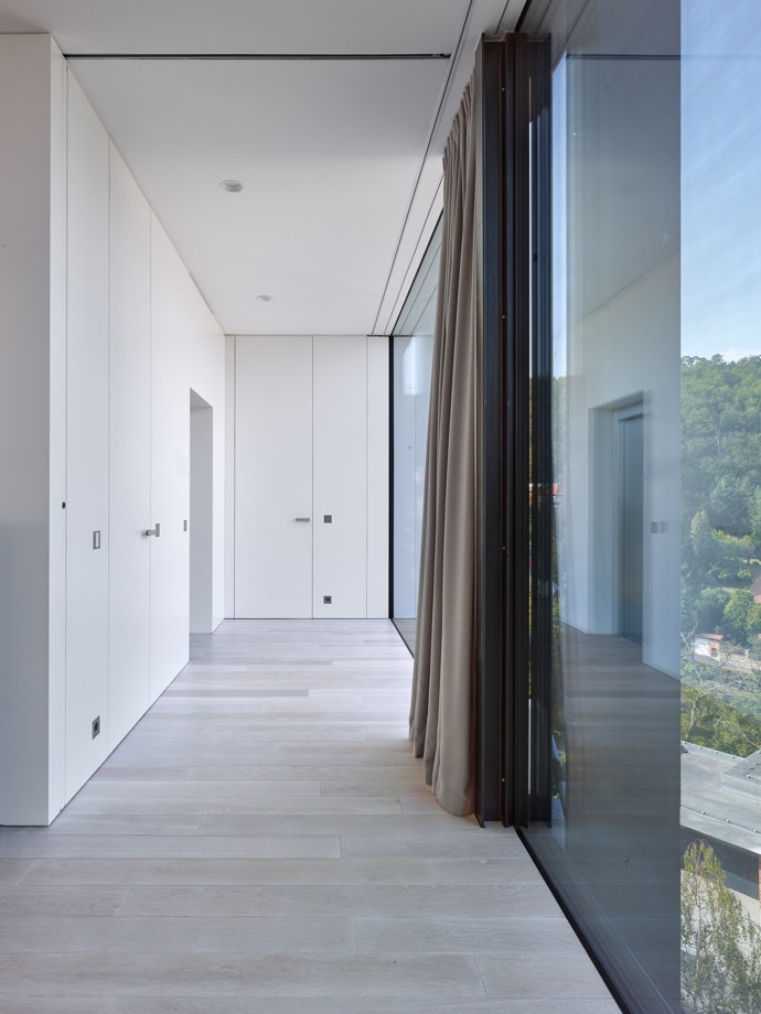 V malebné vilové čtvrti nad Berounkou vyrostla moderní vila Sidonius, která redefinuje pojetí luxusního bydlení. Postavená na prudkém svahu pomocí ocelové mostní konstrukce, nabízí obyvatelům nejen výhledy na krásy Českého krasu a Prahu, ale také originální architektonické a technologické řešení.
