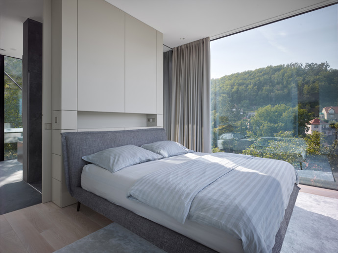 V malebné vilové čtvrti nad Berounkou vyrostla moderní vila Sidonius, která redefinuje pojetí luxusního bydlení. Postavená na prudkém svahu pomocí ocelové mostní konstrukce, nabízí obyvatelům nejen výhledy na krásy Českého krasu a Prahu, ale také originální architektonické a technologické řešení.
