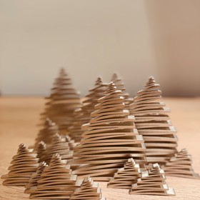 Máte doma 3D tiskárnu nebo možnosti ji někde použít? Nenechte si ujít možnost vlastnit 3D stromeček od přední české designérky Báry Škorpilové. Nabízí možnost stáhnout si podklady k tisku úplně zdarma. 

