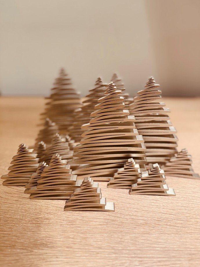 Máte doma 3D tiskárnu nebo možnosti ji někde použít? Nenechte si ujít možnost vlastnit 3D stromeček od přední české designérky Báry Škorpilové. Nabízí možnost stáhnout si podklady k tisku úplně zdarma. 
