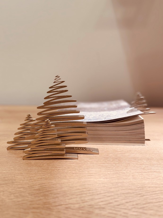 Máte doma 3D tiskárnu nebo možnosti ji někde použít? Nenechte si ujít možnost vlastnit 3D stromeček od přední české designérky Báry Škorpilové. Nabízí možnost stáhnout si podklady k tisku úplně zdarma. 
