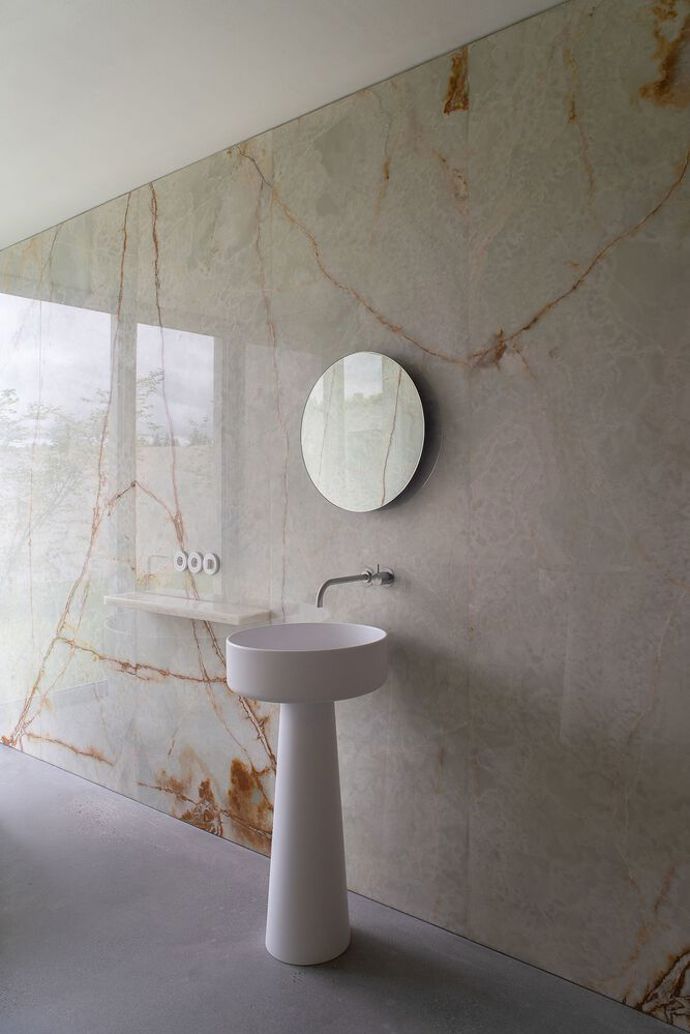 Domov pro čtyřčlennou rodinu v okrajové části Prahy vytváří funkční, moderní a zároveň udržitelný komplex. Inspiraci na jeho stavbu brali architekti v charakteristických půdorysech renesančních a barokních sídel. Nejvýraznější výzvou zde bylo zařídit přímý kontakt se zahradou každé obytné místnosti v domě.
Domov pro čtyřčlennou rodinu v okrajové části Prahy vytváří funkční, moderní a zároveň udržitelný komplex. Inspiraci na jeho stavbu brali architekti v charakteristických půdorysech renesančních a barokních sídel. Nejvýraznější výzvou zde bylo zařídit přímý kontakt se zahradou každé obytné místnosti v domě.