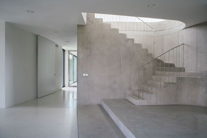 Domov pro čtyřčlennou rodinu v okrajové části Prahy vytváří funkční, moderní a zároveň udržitelný komplex. Inspiraci na jeho stavbu brali architekti v charakteristických půdorysech renesančních a barokních sídel. Nejvýraznější výzvou zde bylo zařídit přímý kontakt se zahradou každé obytné místnosti v domě.
Domov pro čtyřčlennou rodinu v okrajové části Prahy vytváří funkční, moderní a zároveň udržitelný komplex. Inspiraci na jeho stavbu brali architekti v charakteristických půdorysech renesančních a barokních sídel. Nejvýraznější výzvou zde bylo zařídit přímý kontakt se zahradou každé obytné místnosti v domě.