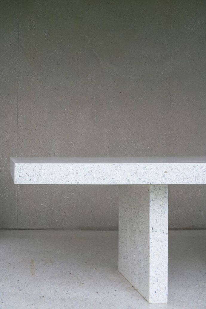 Domov pro čtyřčlennou rodinu v okrajové části Prahy vytváří funkční, moderní a zároveň udržitelný komplex. Inspiraci na jeho stavbu brali architekti v charakteristických půdorysech renesančních a barokních sídel. Nejvýraznější výzvou zde bylo zařídit přímý kontakt se zahradou každé obytné místnosti v domě.
Domov pro čtyřčlennou rodinu v okrajové části Prahy vytváří funkční, moderní a zároveň udržitelný komplex. Inspiraci na jeho stavbu brali architekti v charakteristických půdorysech renesančních a barokních sídel. Nejvýraznější výzvou zde bylo zařídit přímý kontakt se zahradou každé obytné místnosti v domě.