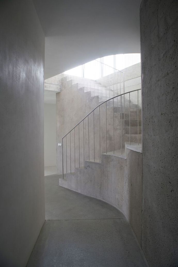Domov pro čtyřčlennou rodinu v okrajové části Prahy vytváří funkční, moderní a zároveň udržitelný komplex. Inspiraci na jeho stavbu brali architekti v charakteristických půdorysech renesančních a barokních sídel. Nejvýraznější výzvou zde bylo zařídit přímý kontakt se zahradou každé obytné místnosti v domě.
Domov pro čtyřčlennou rodinu v okrajové části Prahy vytváří funkční, moderní a zároveň udržitelný komplex. Inspiraci na jeho stavbu brali architekti v charakteristických půdorysech renesančních a barokních sídel. Nejvýraznější výzvou zde bylo zařídit přímý kontakt se zahradou každé obytné místnosti v domě.