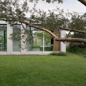 Domov pro čtyřčlennou rodinu v okrajové části Prahy vytváří funkční, moderní a zároveň udržitelný komplex. Inspiraci na jeho stavbu brali architekti v charakteristických půdorysech renesančních a barokních sídel. Nejvýraznější výzvou zde bylo zařídit přímý kontakt se zahradou každé obytné místnosti v domě.
