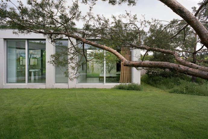 Domov pro čtyřčlennou rodinu v okrajové části Prahy vytváří funkční, moderní a zároveň udržitelný komplex. Inspiraci na jeho stavbu brali architekti v charakteristických půdorysech renesančních a barokních sídel. Nejvýraznější výzvou zde bylo zařídit přímý kontakt se zahradou každé obytné místnosti v domě.
Domov pro čtyřčlennou rodinu v okrajové části Prahy vytváří funkční, moderní a zároveň udržitelný komplex. Inspiraci na jeho stavbu brali architekti v charakteristických půdorysech renesančních a barokních sídel. Nejvýraznější výzvou zde bylo zařídit přímý kontakt se zahradou každé obytné místnosti v domě.