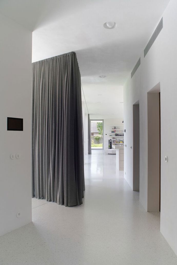 Domov pro čtyřčlennou rodinu v okrajové části Prahy vytváří funkční, moderní a zároveň udržitelný komplex. Inspiraci na jeho stavbu brali architekti v charakteristických půdorysech renesančních a barokních sídel. Nejvýraznější výzvou zde bylo zařídit přímý kontakt se zahradou každé obytné místnosti v domě.
Domov pro čtyřčlennou rodinu v okrajové části Prahy vytváří funkční, moderní a zároveň udržitelný komplex. Inspiraci na jeho stavbu brali architekti v charakteristických půdorysech renesančních a barokních sídel. Nejvýraznější výzvou zde bylo zařídit přímý kontakt se zahradou každé obytné místnosti v domě.