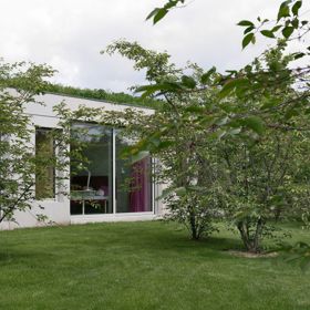Domov pro čtyřčlennou rodinu v okrajové části Prahy vytváří funkční, moderní a zároveň udržitelný komplex. Inspiraci na jeho stavbu brali architekti v charakteristických půdorysech renesančních a barokních sídel. Nejvýraznější výzvou zde bylo zařídit přímý kontakt se zahradou každé obytné místnosti v domě.
