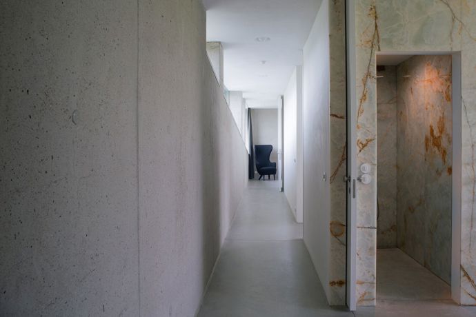 Domov pro čtyřčlennou rodinu v okrajové části Prahy vytváří funkční, moderní a zároveň udržitelný komplex. Inspiraci na jeho stavbu brali architekti v charakteristických půdorysech renesančních a barokních sídel. Nejvýraznější výzvou zde bylo zařídit přímý kontakt se zahradou každé obytné místnosti v domě.
Domov pro čtyřčlennou rodinu v okrajové části Prahy vytváří funkční, moderní a zároveň udržitelný komplex. Inspiraci na jeho stavbu brali architekti v charakteristických půdorysech renesančních a barokních sídel. Nejvýraznější výzvou zde bylo zařídit přímý kontakt se zahradou každé obytné místnosti v domě.