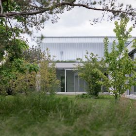 Domov pro čtyřčlennou rodinu v okrajové části Prahy vytváří funkční, moderní a zároveň udržitelný komplex. Inspiraci na jeho stavbu brali architekti v charakteristických půdorysech renesančních a barokních sídel. Nejvýraznější výzvou zde bylo zařídit přímý kontakt se zahradou každé obytné místnosti v domě.
