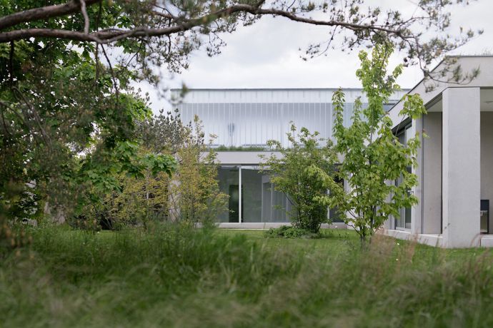 Domov pro čtyřčlennou rodinu v okrajové části Prahy vytváří funkční, moderní a zároveň udržitelný komplex. Inspiraci na jeho stavbu brali architekti v charakteristických půdorysech renesančních a barokních sídel. Nejvýraznější výzvou zde bylo zařídit přímý kontakt se zahradou každé obytné místnosti v domě.
Domov pro čtyřčlennou rodinu v okrajové části Prahy vytváří funkční, moderní a zároveň udržitelný komplex. Inspiraci na jeho stavbu brali architekti v charakteristických půdorysech renesančních a barokních sídel. Nejvýraznější výzvou zde bylo zařídit přímý kontakt se zahradou každé obytné místnosti v domě.