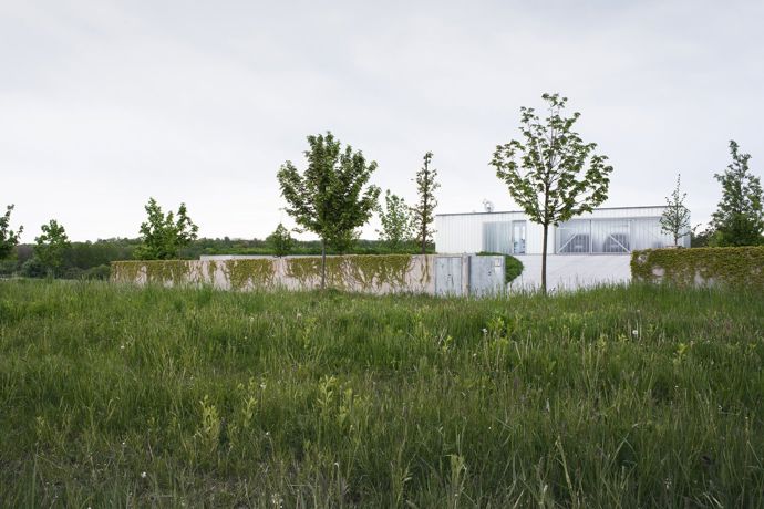 Domov pro čtyřčlennou rodinu v okrajové části Prahy vytváří funkční, moderní a zároveň udržitelný komplex. Inspiraci na jeho stavbu brali architekti v charakteristických půdorysech renesančních a barokních sídel. Nejvýraznější výzvou zde bylo zařídit přímý kontakt se zahradou každé obytné místnosti v domě.
Domov pro čtyřčlennou rodinu v okrajové části Prahy vytváří funkční, moderní a zároveň udržitelný komplex. Inspiraci na jeho stavbu brali architekti v charakteristických půdorysech renesančních a barokních sídel. Nejvýraznější výzvou zde bylo zařídit přímý kontakt se zahradou každé obytné místnosti v domě.