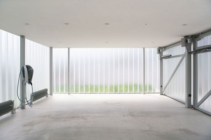 Domov pro čtyřčlennou rodinu v okrajové části Prahy vytváří funkční, moderní a zároveň udržitelný komplex. Inspiraci na jeho stavbu brali architekti v charakteristických půdorysech renesančních a barokních sídel. Nejvýraznější výzvou zde bylo zařídit přímý kontakt se zahradou každé obytné místnosti v domě.
Domov pro čtyřčlennou rodinu v okrajové části Prahy vytváří funkční, moderní a zároveň udržitelný komplex. Inspiraci na jeho stavbu brali architekti v charakteristických půdorysech renesančních a barokních sídel. Nejvýraznější výzvou zde bylo zařídit přímý kontakt se zahradou každé obytné místnosti v domě.