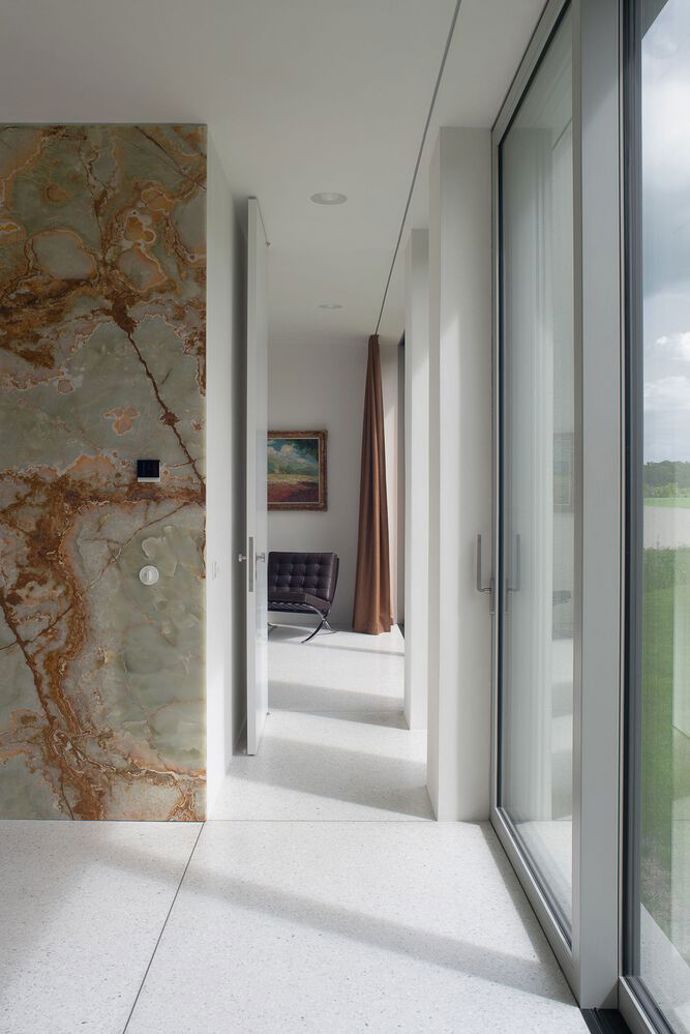 Domov pro čtyřčlennou rodinu v okrajové části Prahy vytváří funkční, moderní a zároveň udržitelný komplex. Inspiraci na jeho stavbu brali architekti v charakteristických půdorysech renesančních a barokních sídel. Nejvýraznější výzvou zde bylo zařídit přímý kontakt se zahradou každé obytné místnosti v domě.
Domov pro čtyřčlennou rodinu v okrajové části Prahy vytváří funkční, moderní a zároveň udržitelný komplex. Inspiraci na jeho stavbu brali architekti v charakteristických půdorysech renesančních a barokních sídel. Nejvýraznější výzvou zde bylo zařídit přímý kontakt se zahradou každé obytné místnosti v domě.