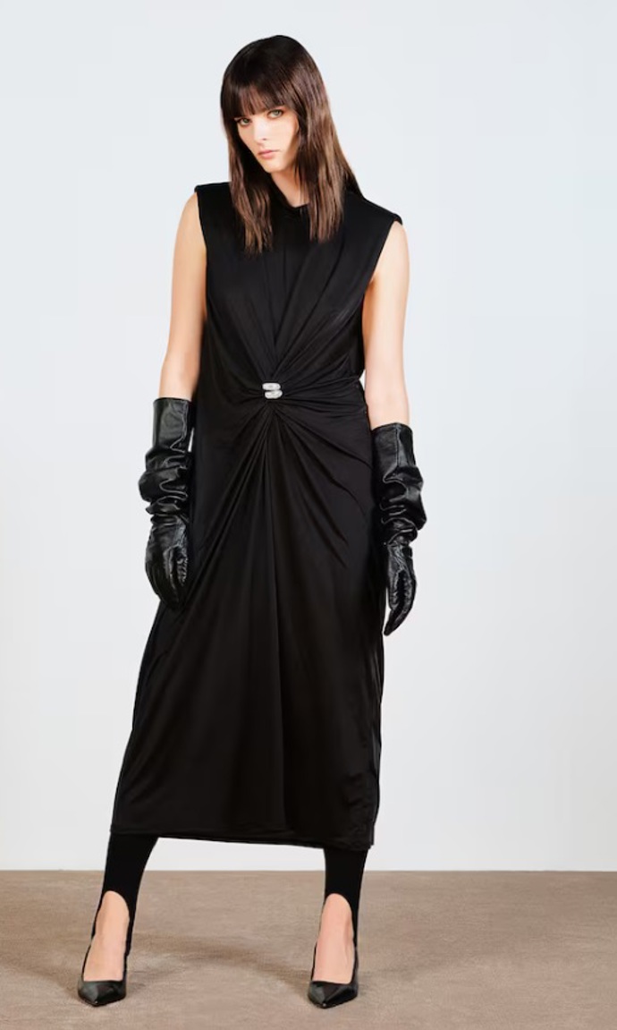Řasené šaty s ramenními vycpávkami, H&M, 1 199 Kč
