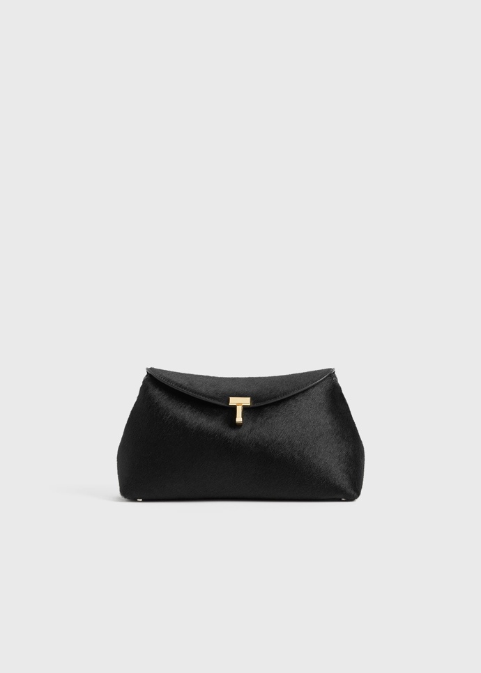 Psaníčko T-Lock pony hair clutch black, Toteme, 1090 eur
Psaníčko T-Lock pony hair clutch black, Toteme, 1090 eur
