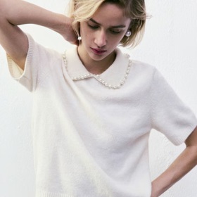 Pletený top s korálkovým límečkem, H&M, 669 Kč
