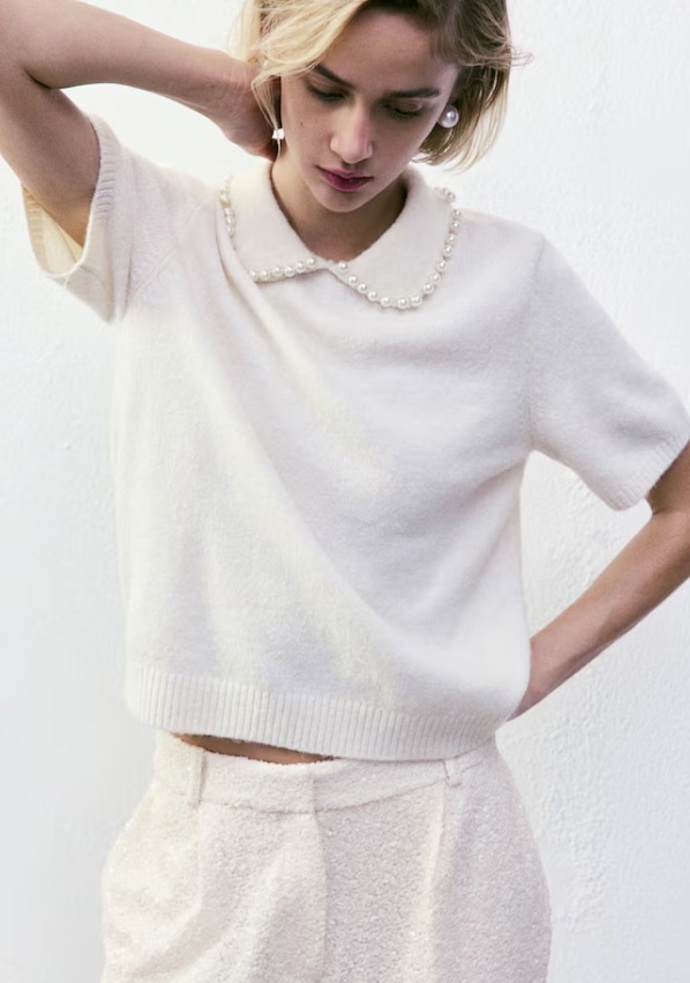 Pletený top s korálkovým límečkem, H&M, 669 Kč
