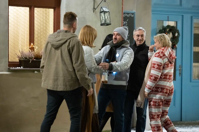 Nekonečný seriál Ulice sleduje dramatické osudy několika rodin žijících v sousedství

