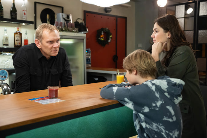Nekonečný seriál Ulice sleduje dramatické příběhy několika rodin žijících v sousedství
