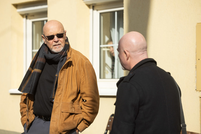Nekonečný seriál Ulice sleduje dramatické příběhy několika rodin žijících v sousedství
