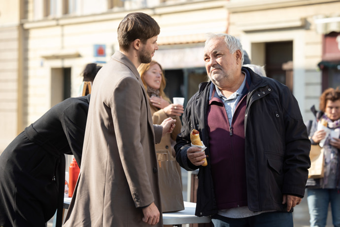 Nekonečný seriál Ulice sleduje dramatické příběhy několika rodin žijících v sousedství
