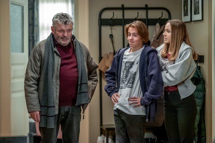 Nekonečný seriál Ulice sleduje dramatické příběhy několika rodin žijících v sousedství
