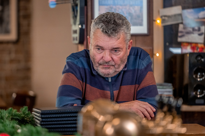 Nekonečný seriál Ulice sleduje dramatické příběhy několika rodin žijících v sousedství
