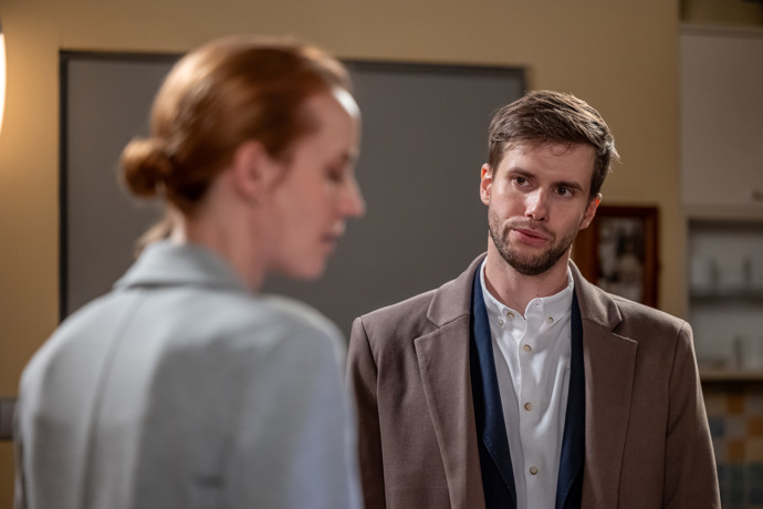 Nekonečný seriál Ulice sleduje dramatické příběhy několika rodin žijících v sousedství
