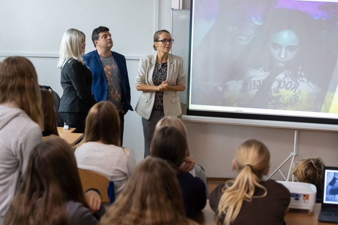 Nekonečný seriál Ulice sleduje dramatické příběhy několika rodin žijících v sousedství
