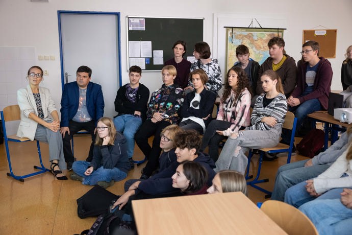 Nekonečný seriál Ulice sleduje dramatické příběhy několika rodin žijících v sousedství
