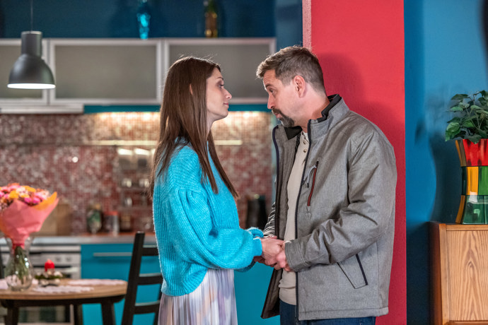 Nekonečný seriál Ulice sleduje dramatické příběhy několika rodin žijících v sousedství
