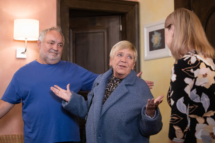 Nekonečný seriál Ulice sleduje dramatické příběhy několika rodin žijících v sousedství
