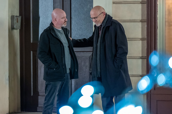 Nekonečný seriál Ulice sleduje dramatické příběhy několika rodin žijících v sousedství
