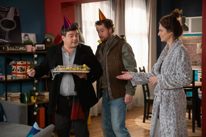 Nekonečný seriál Ulice sleduje dramatické osudy několika spřátelených rodin žijících v sousedstvi
Nekonečný seriál Ulice sleduje dramatické osudy několika spřátelených rodin žijících v sousedstvi