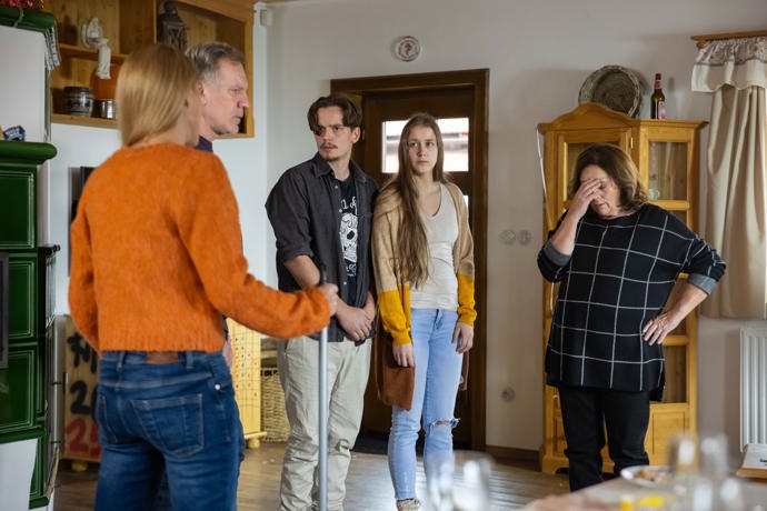 Nekonečný seriál Ulice sleduje dramatické osudy několika spřátelených rodin žijících v sousedstvi
Nekonečný seriál Ulice sleduje dramatické osudy několika spřátelených rodin žijících v sousedstvi