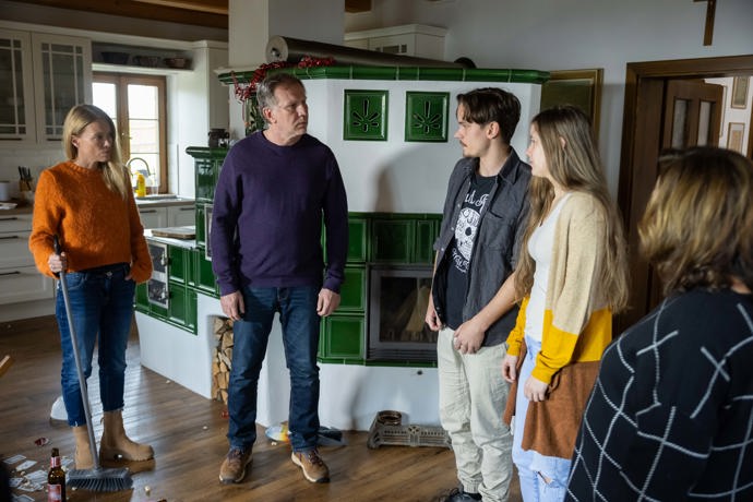 Nekonečný seriál Ulice sleduje dramatické osudy několika spřátelených rodin žijících v sousedstvi
Nekonečný seriál Ulice sleduje dramatické osudy několika spřátelených rodin žijících v sousedstvi