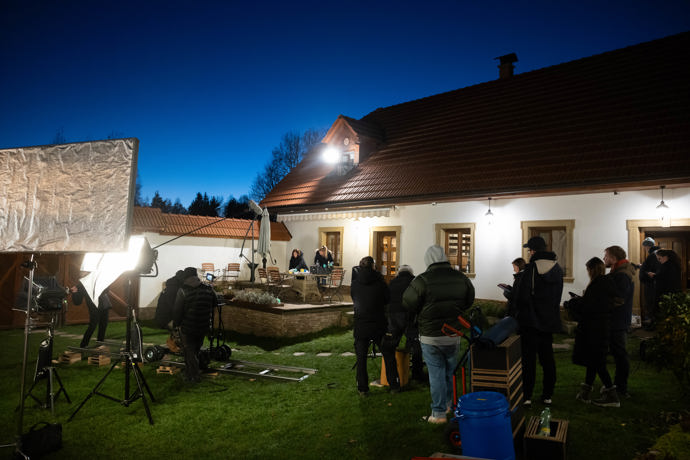 Nekonečný seriál Ulice sleduje dramatické osudy několika spřátelených rodin žijících v sousedstvi
Nekonečný seriál Ulice sleduje dramatické osudy několika spřátelených rodin žijících v sousedstvi