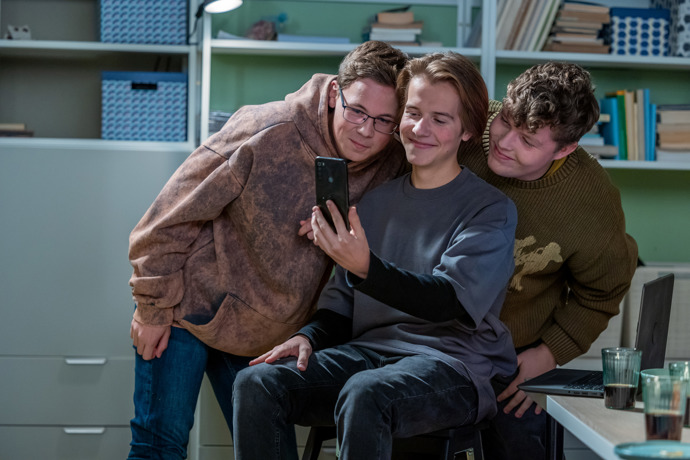 Nekonečný seriál Ulice sleduje dramatické osudy několika spřátelených rodin žijících v sousedstvi
Nekonečný seriál Ulice sleduje dramatické osudy několika spřátelených rodin žijících v sousedstvi