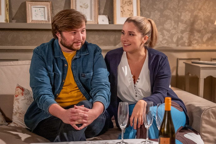 Nekonečný seriál Ulice sleduje dramatické osudy několika spřátelených rodin žijících v sousedstvi
Nekonečný seriál Ulice sleduje dramatické osudy několika spřátelených rodin žijících v sousedstvi