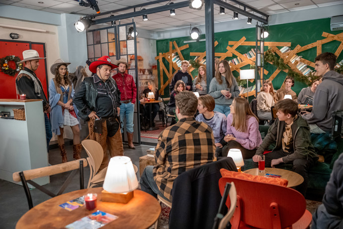 Nekonečný seriál Ulice sleduje dramatické osudy několika spřátelených rodin žijících v sousedstvi
Nekonečný seriál Ulice sleduje dramatické osudy několika spřátelených rodin žijících v sousedstvi